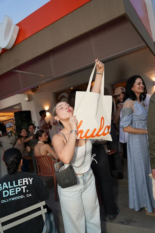 Clienta festejando con su tote bag de Hula en la inauguración