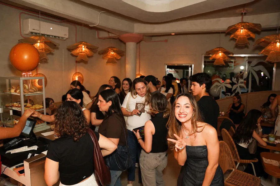 Clientes disfrutando dentro del local de Hula