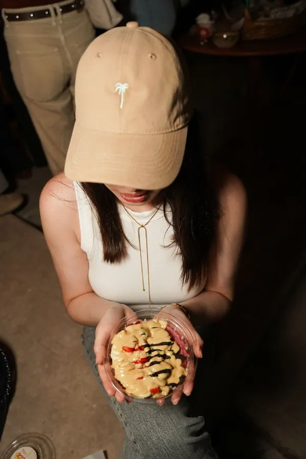Clienta con gorra de Hula mostrando su waffle
