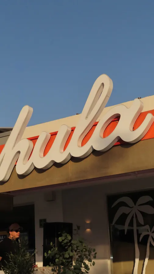 El letrero de Hula en la fachada del local