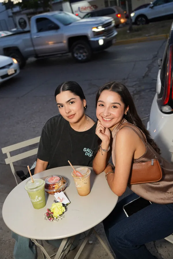 Dos amigas con sus bebidas de Hula en la terraza