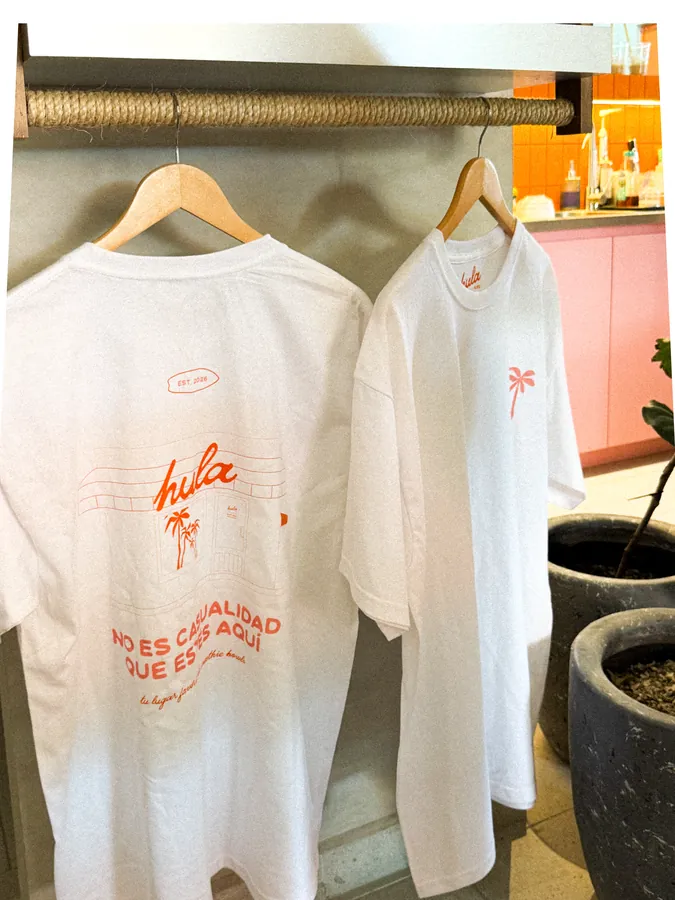 Playeras de Hula colgadas con el mensaje No es casualidad que estés aquí