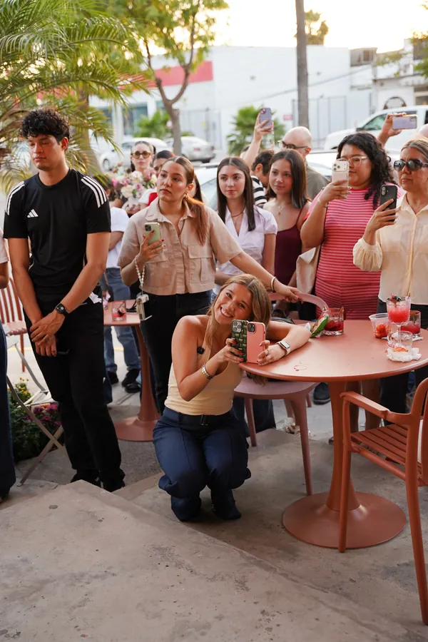 La gente reunida afuera de Hula en la inauguración